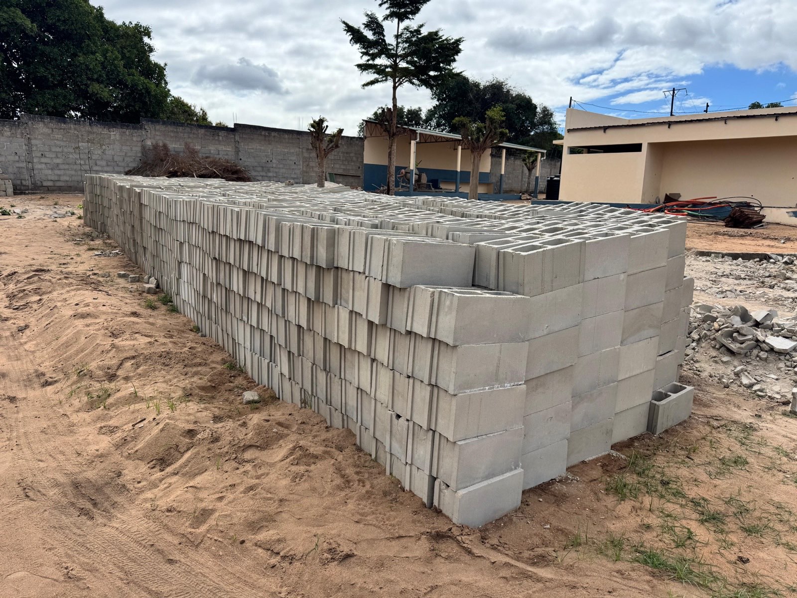 Stock de blocos de betão para alvenaria no estaleiro da JM GLOBAL