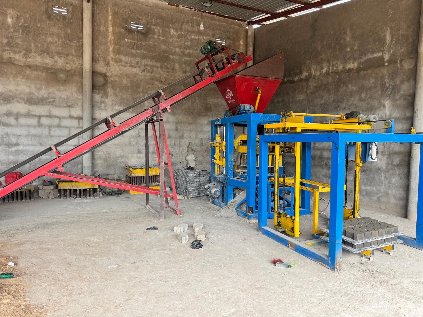 Máquina hidráulica JM GLOBAL de fabrico de blocos e pavês