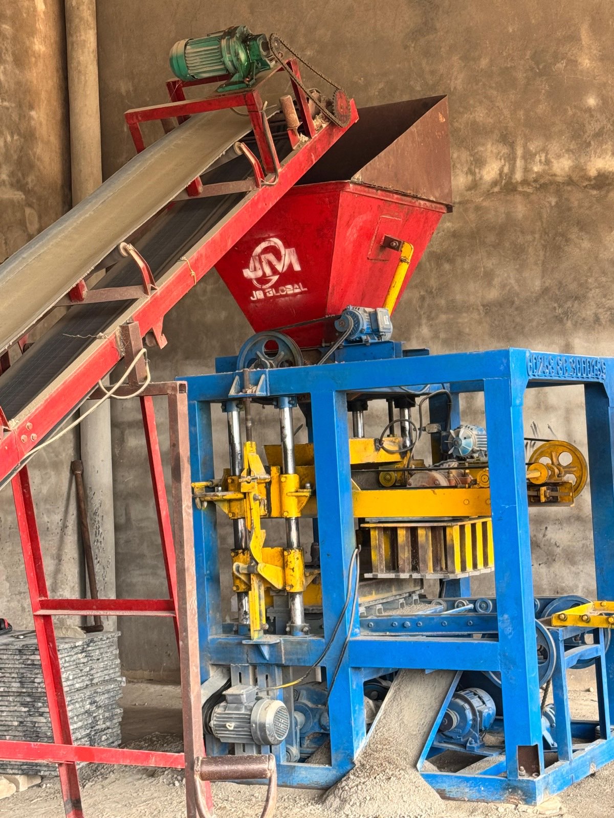 Unidade de produção com máquina hidráulica de blocos e pavês