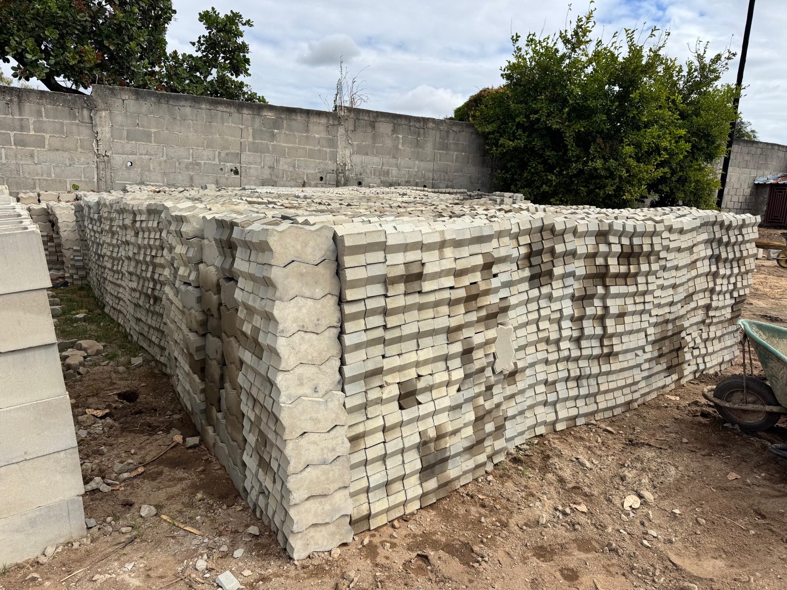 Stock de pavês de concreto prontos para fornecimento